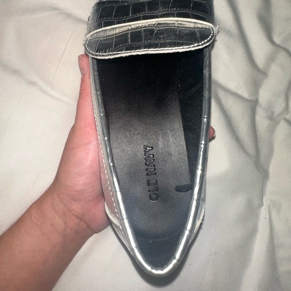 Old Navy metallic snake skin style loafers size 6.5 silver shoes - Picture 8 of 8